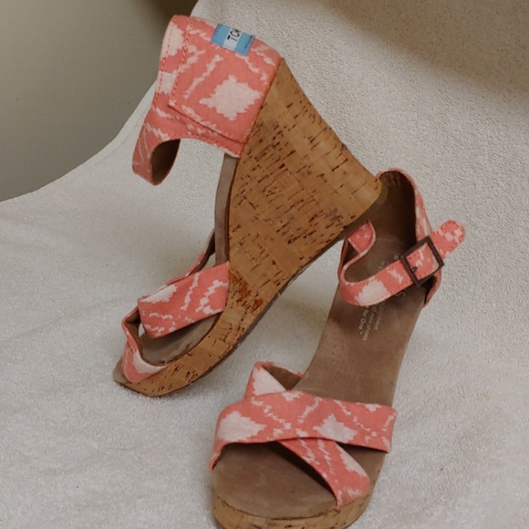 Toms Shoes - NWOB Tom's wedge sandals sz.6